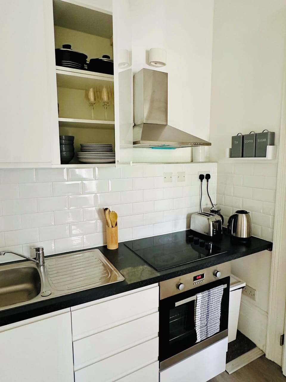 Standard Apartment | Private kitchen | Mini-fridge, microwave, oven, stovetop