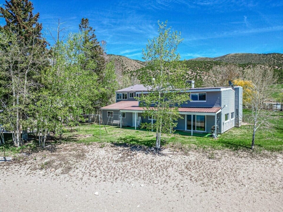 Ready to explore Laketown? This charming house is your perfect basecamp.