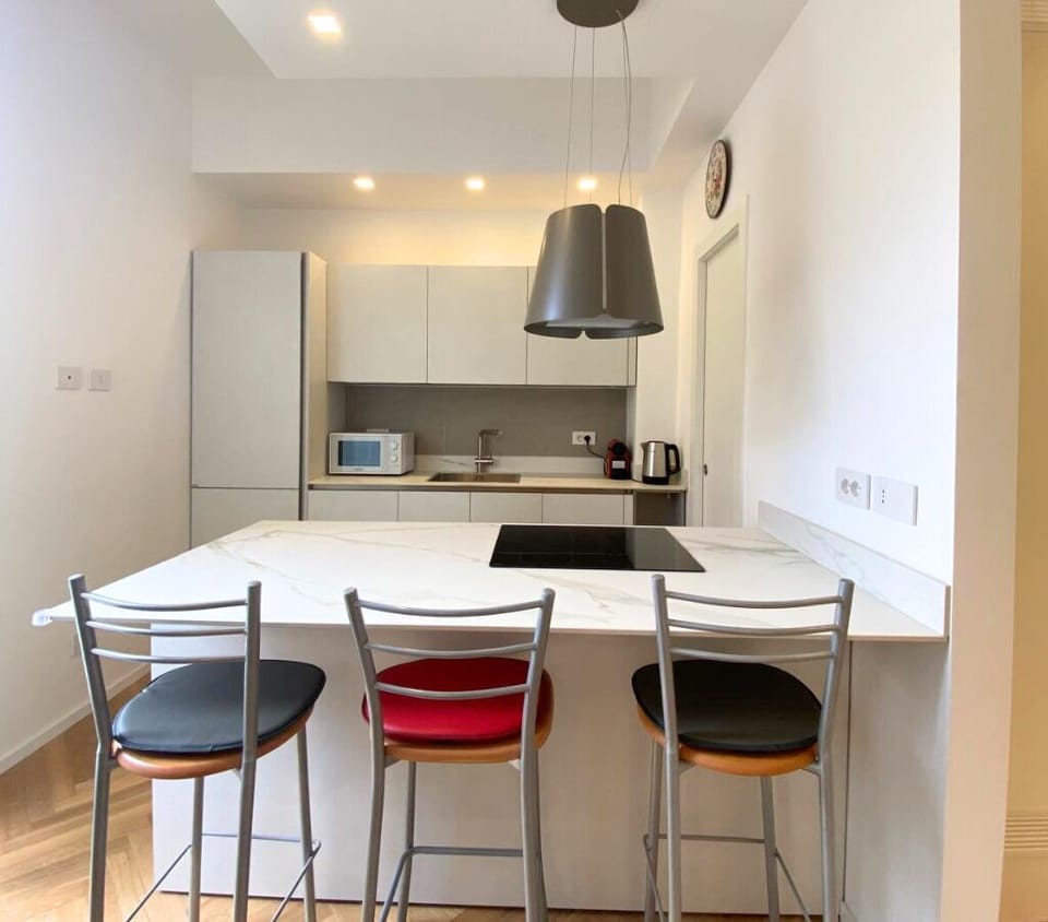 Fully equipped kitchen with oven, toaster, microwave, coffee machine and boiler.