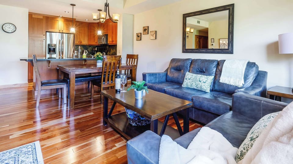 Living room and dining area with seating for 6