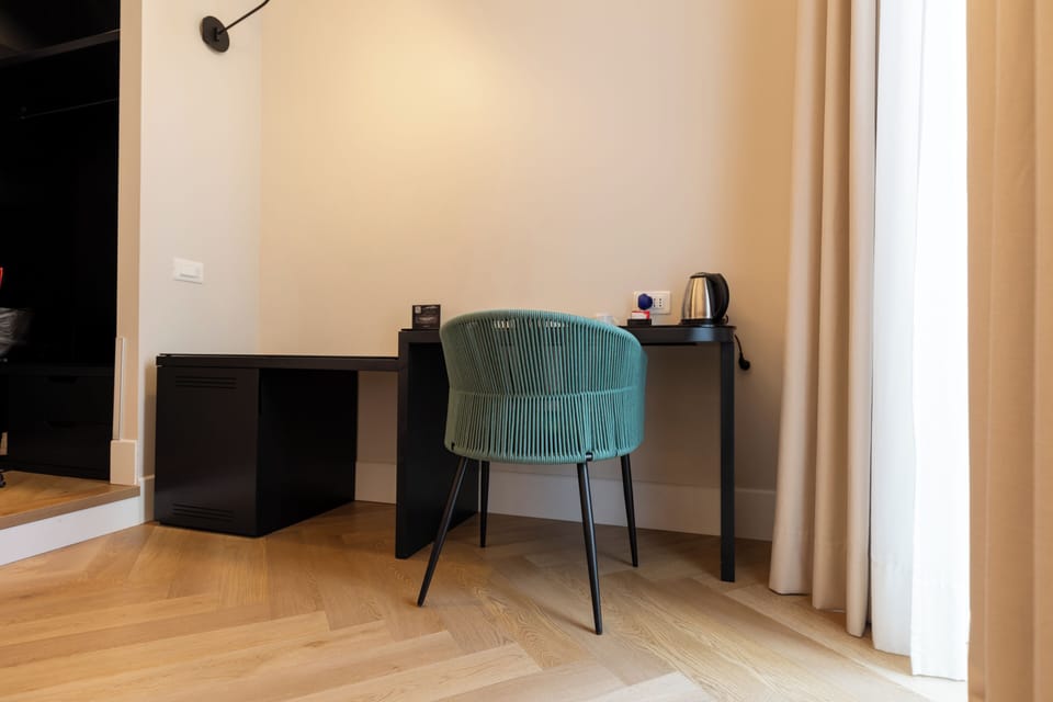 King con Jacuzzi, city view | In-room safe, desk, soundproofing, iron/ironing board