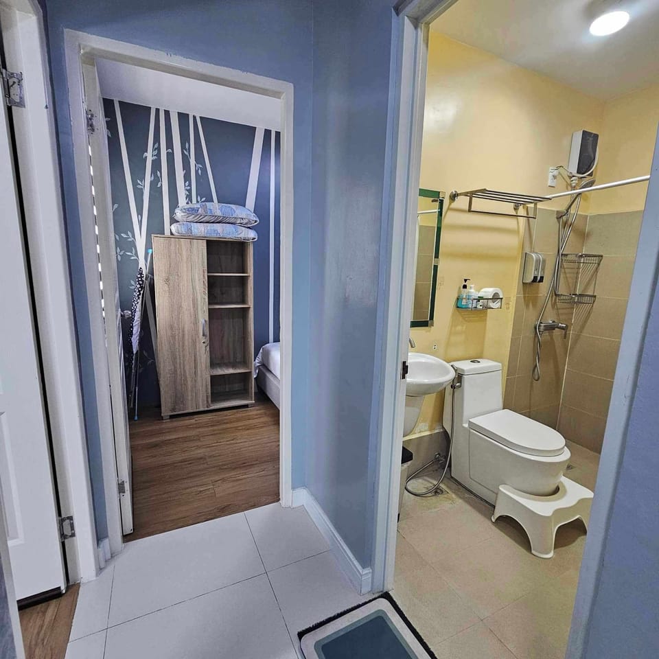 Traditional Room | Premium bedding, down comforters, iron/ironing board, free WiFi