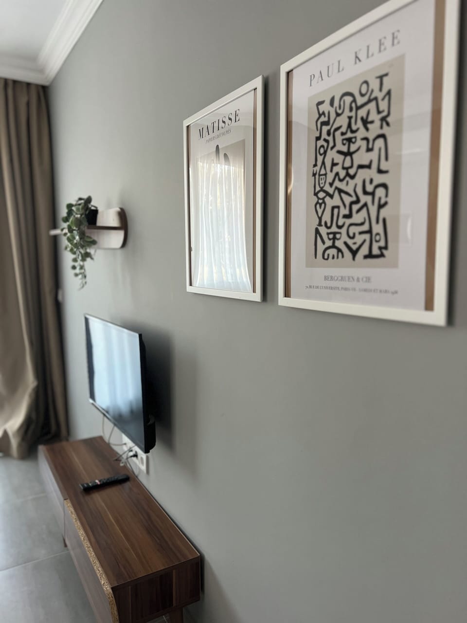 32-inch Smart TV with satellite channels