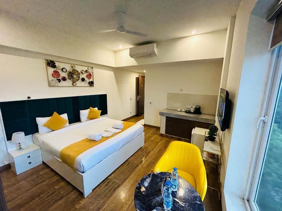 Luxury Double Room | Soundproofing, iron/ironing board, free WiFi