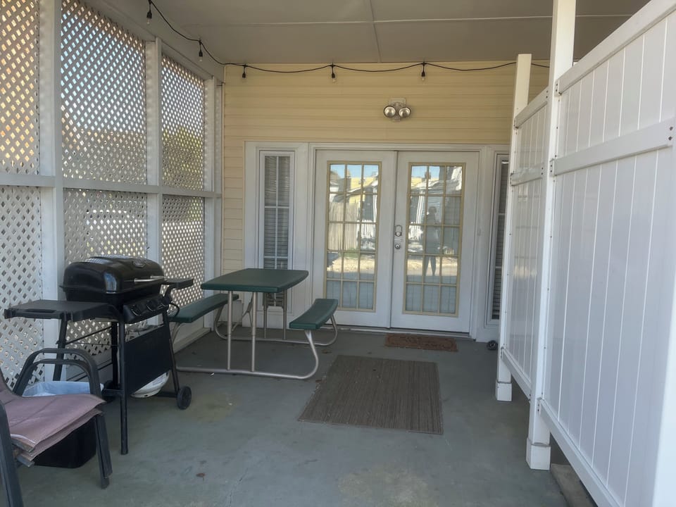 Enjoy bbq with your friends and family on the picnic table.