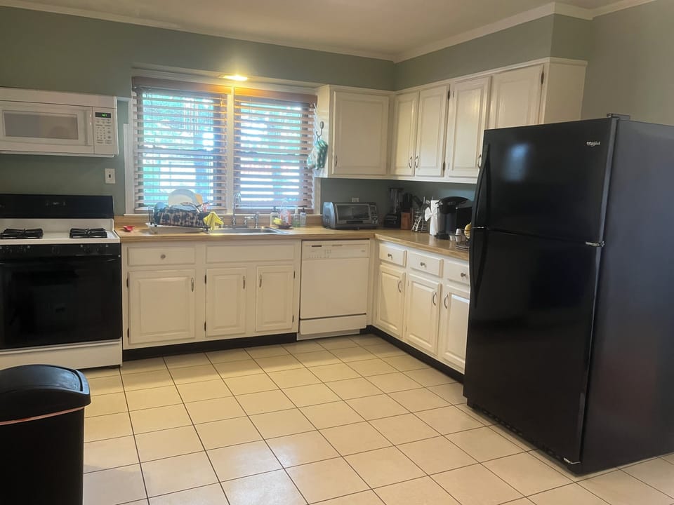 Large and well stocked kitchen with new refrigerator to make your summer meals.