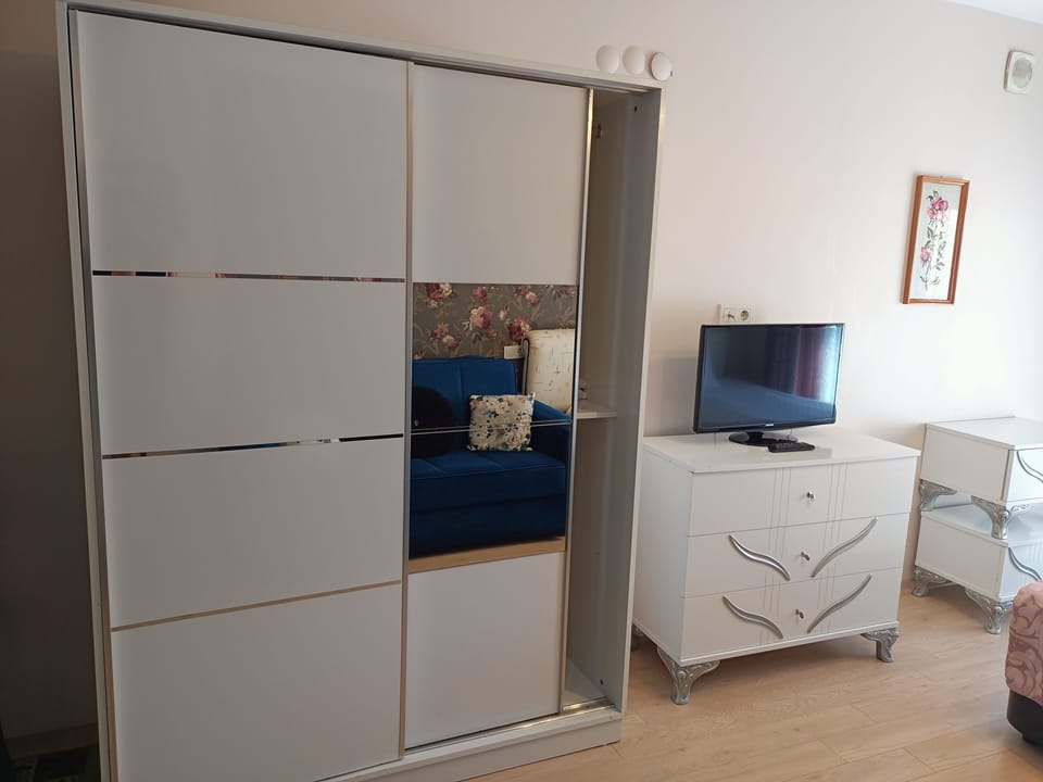 Egyptian cotton sheets, premium bedding, laptop workspace, free WiFi