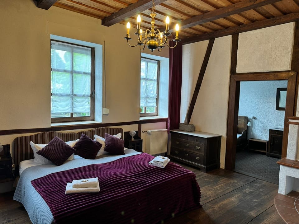 Comfort Triple Room, City View | Living area