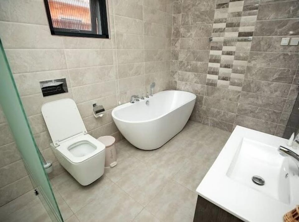 Executive Suite, 1 Bedroom | Bathroom | Rainfall showerhead, free toiletries, bathrobes, slippers