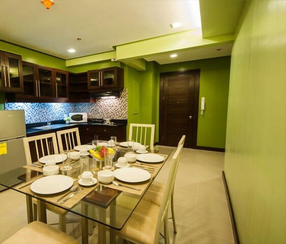 3 Bedroom Executive Suite | In-room dining