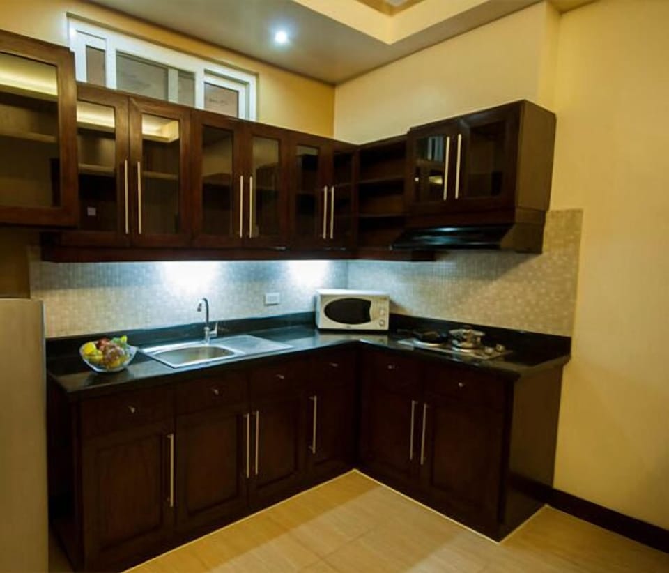 Full-size fridge, microwave, stovetop, cookware/dishes/utensils