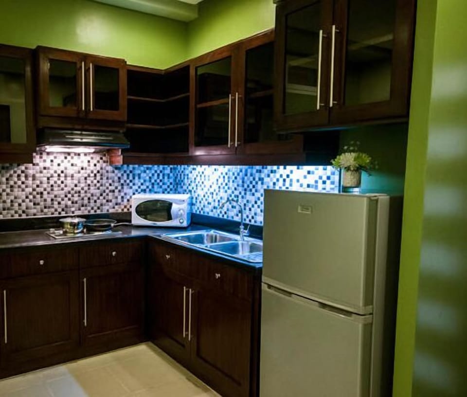Full-size fridge, microwave, stovetop, cookware/dishes/utensils