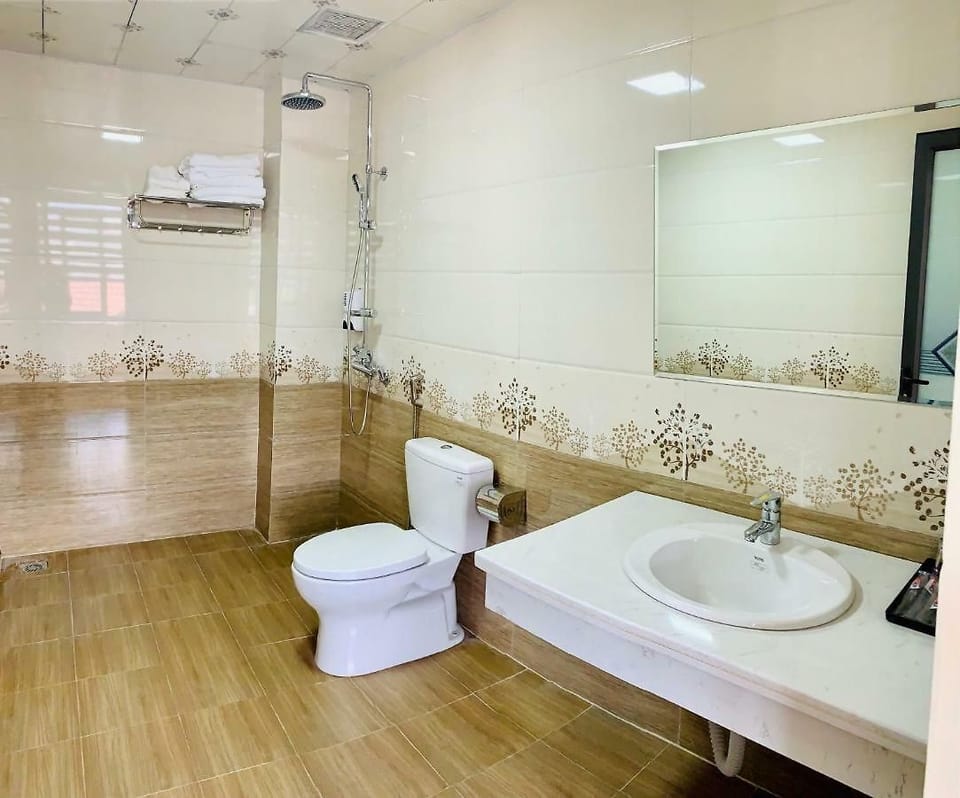 Standard Room | Bathroom | Shower, free toiletries, hair dryer, towels