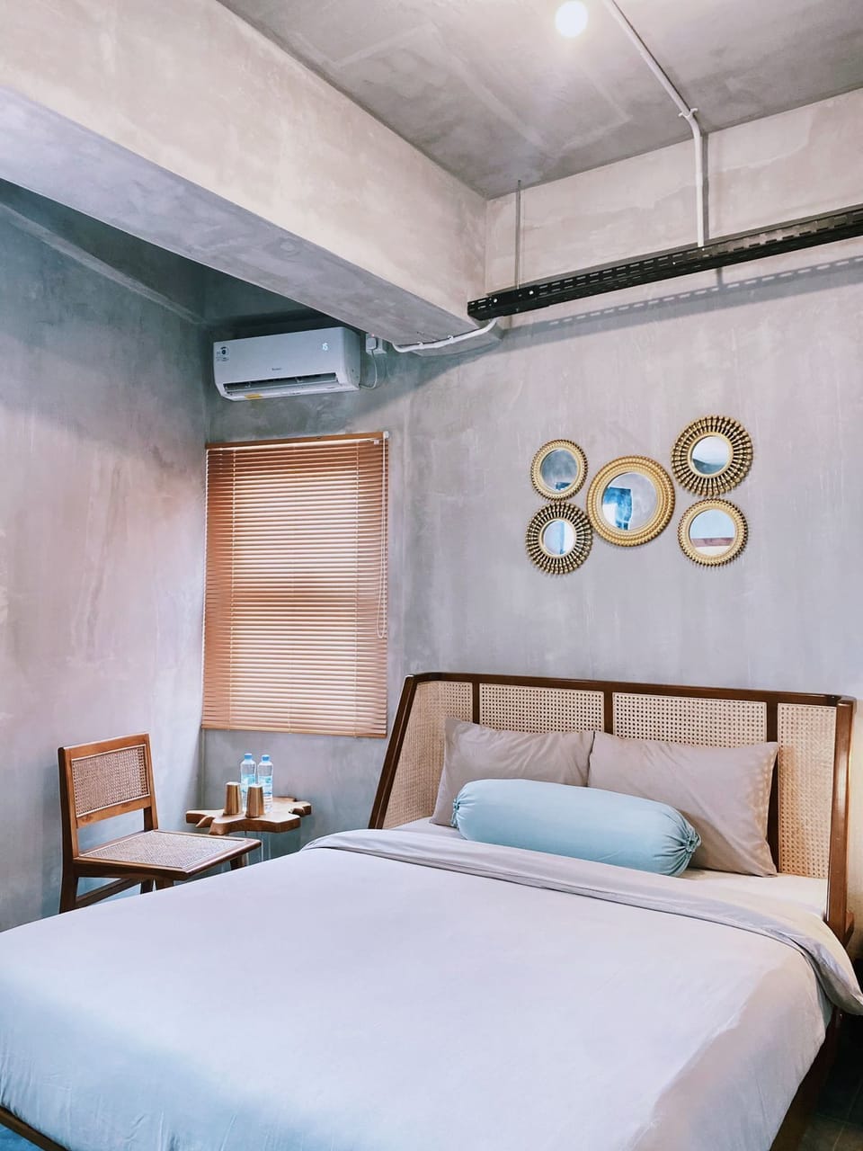 Business Room, 1 Queen Bed, Non Smoking | Pillowtop beds, desk, laptop workspace, free WiFi