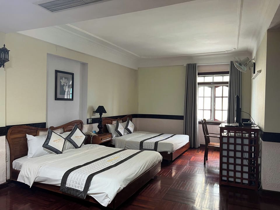 Family Room, City View | Desk, blackout drapes, WiFi (free), bed sheets