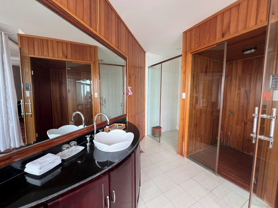 Exclusive Double Room | Bathroom | Combined shower/tub, hydromassage showerhead, hair dryer, slippers