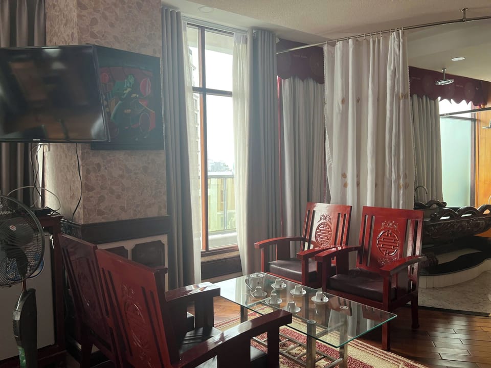 Exclusive Double Room | Living area | 32-inch flat-screen TV with cable channels