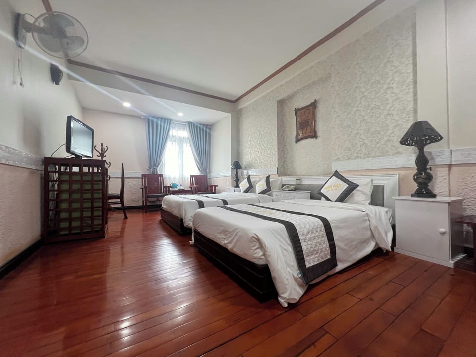 Superior Triple Room | Desk, blackout drapes, WiFi (free), bed sheets