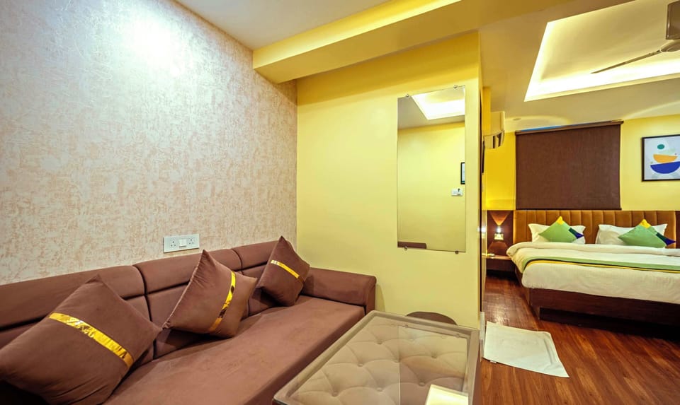 Deluxe Room | In-room safe, desk, rollaway beds (surcharge), bed sheets