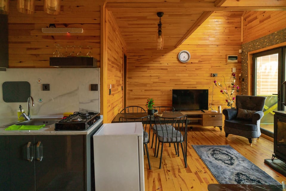 Deluxe Cottage | Private kitchen | Mini-fridge, stovetop, highchair, cookware/dishes/utensils