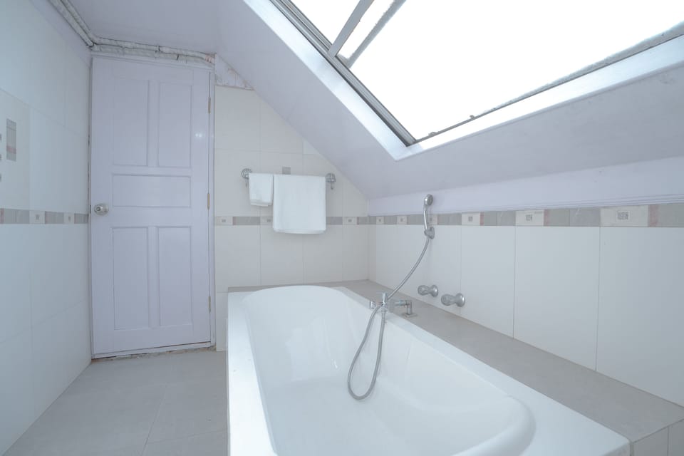 Deluxe Room, Mountain View | Bathroom | Slippers