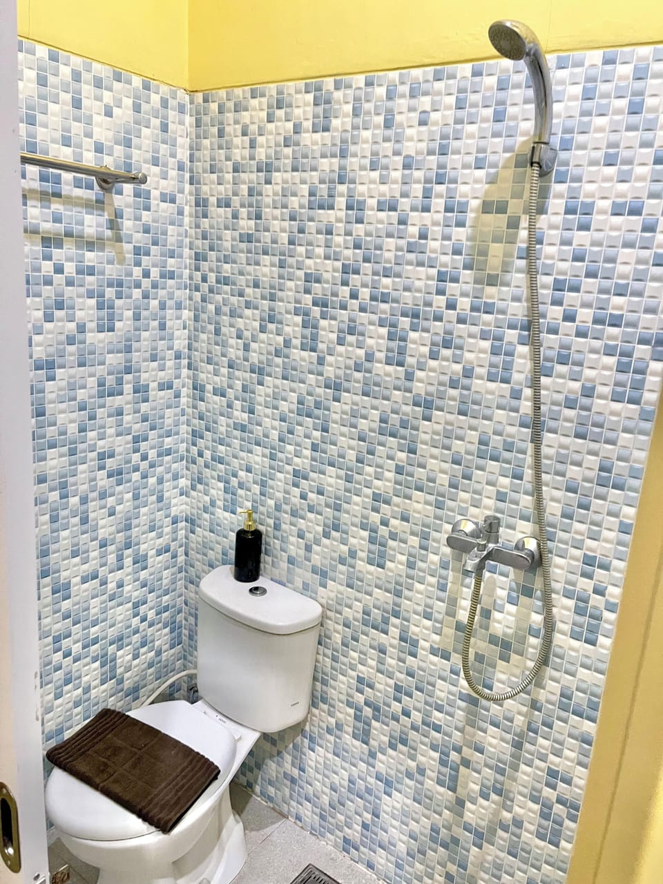 Deluxe Room | Bathroom | Shower, rainfall showerhead, bidet, towels