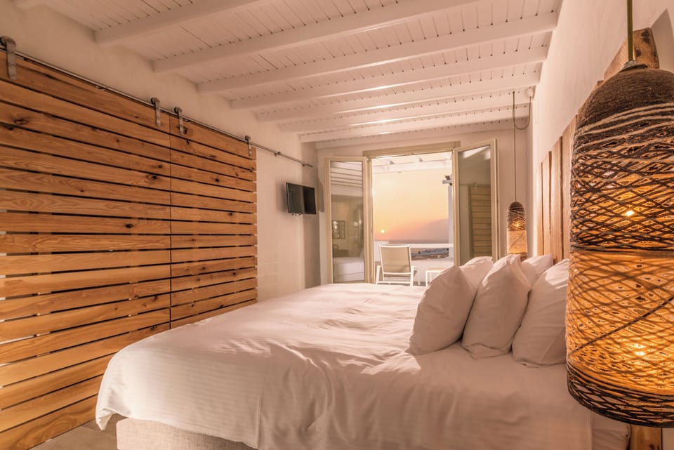 Luxury Studio Suite, 1 King Bed | Premium bedding, down comforters, pillowtop beds, minibar