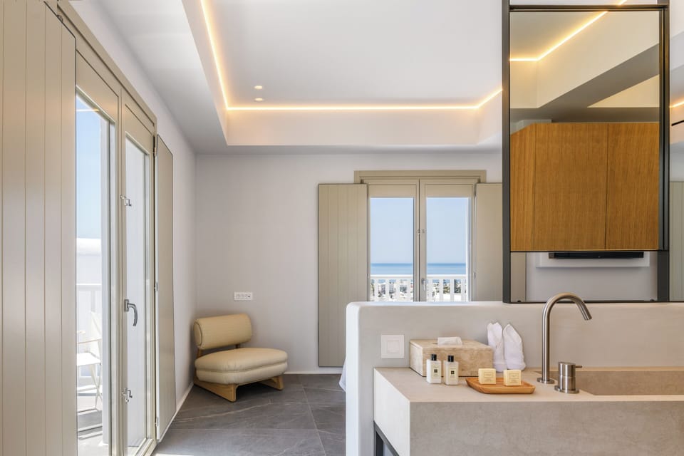 Luxury Studio Suite, 1 King Bed | Premium bedding, down comforters, pillowtop beds, minibar