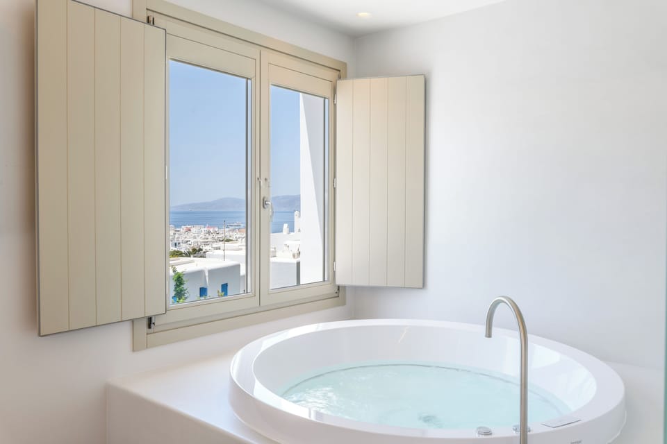 Luxury Studio Suite, 1 King Bed | Premium bedding, down comforters, pillowtop beds, minibar