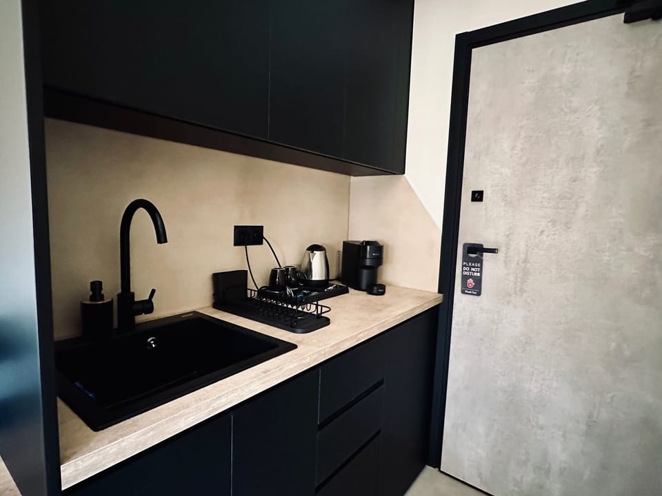 Deluxe Studio | Private kitchen | Espresso maker, mini-fridge, microwave, electric kettle
