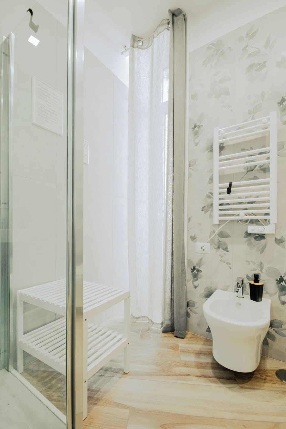Family Quadruple Room | Bathroom | Shower, rainfall showerhead, free toiletries, hair dryer