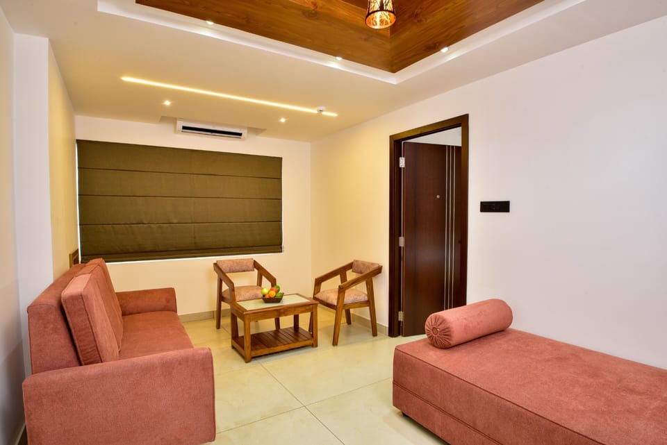 Executive Room | 1 bedroom, minibar, individually furnished, desk