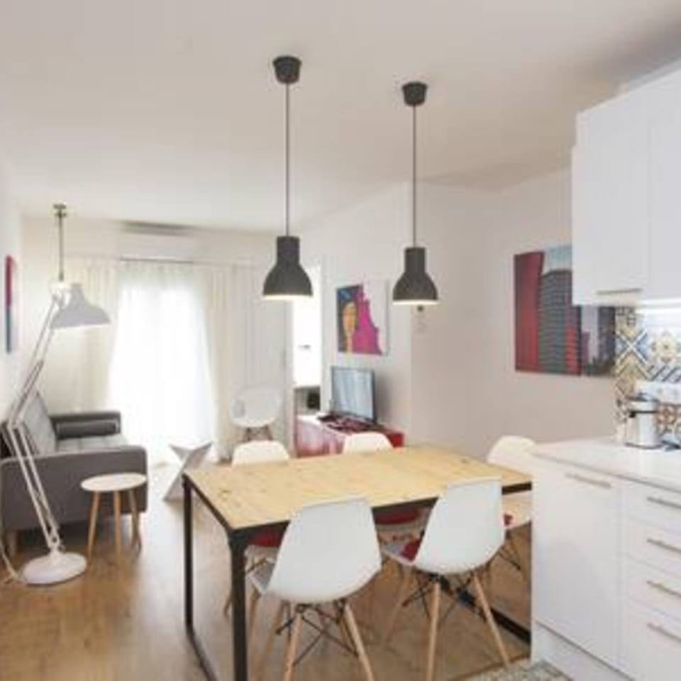 House | 2 bedrooms, desk