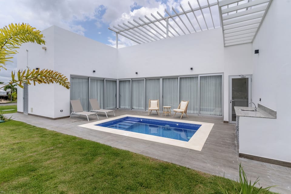 private pool, barbecue and outdoor shower