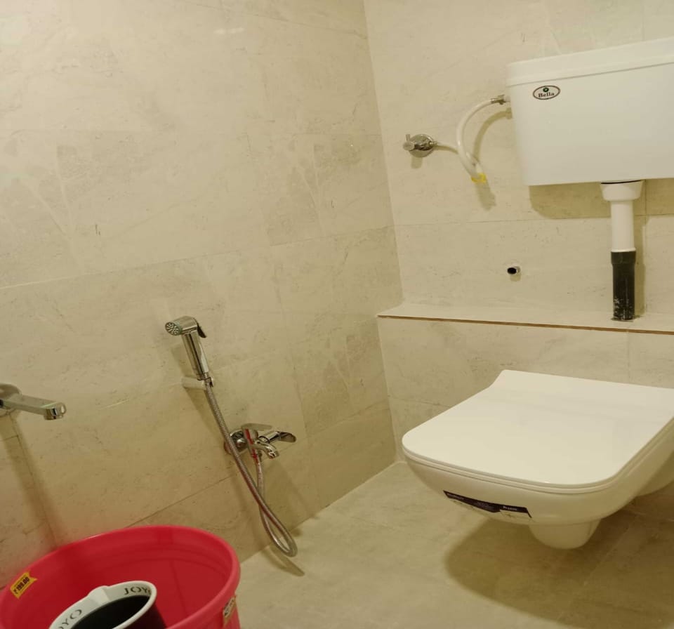 Deluxe Room | Bathroom | Shower, rainfall showerhead, free toiletries, towels