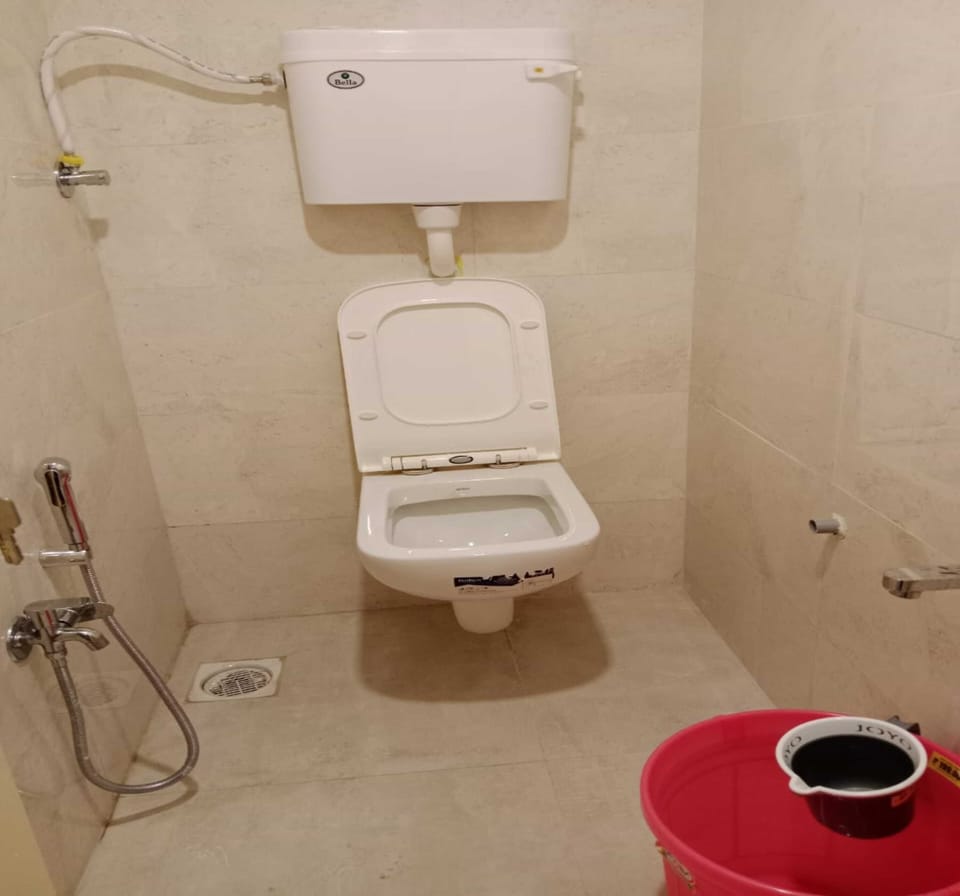 Deluxe Room | Bathroom | Shower, rainfall showerhead, free toiletries, towels