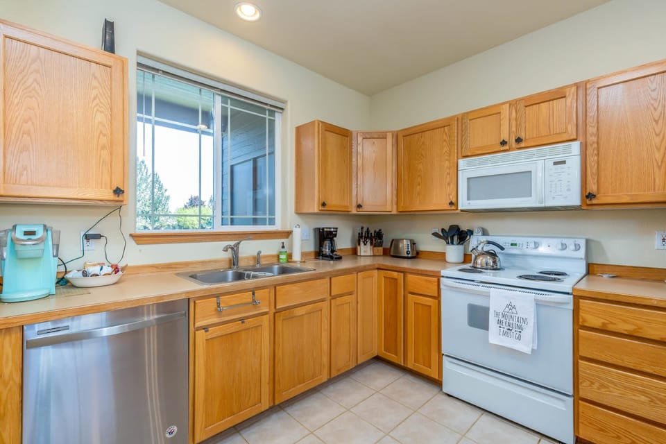 Large kitchen with all the appliances.