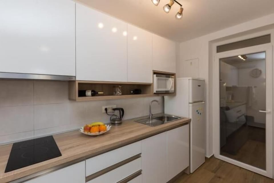 Apartment (Apartment Hitri - One Bedroom Apartme) | Private kitchen | Fridge