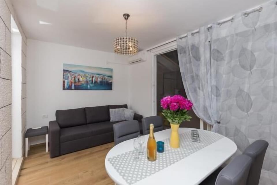 Apartment (Apartment Hitri - One Bedroom Apartme) | Dining room