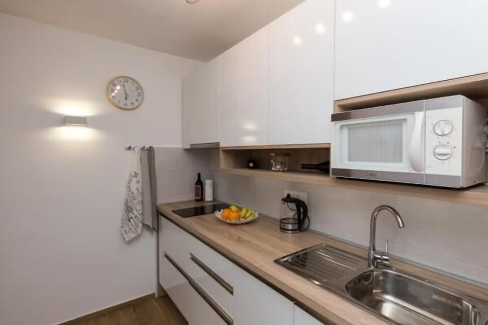 Apartment (Apartment Hitri - One Bedroom Apartme) | Private kitchen | Fridge