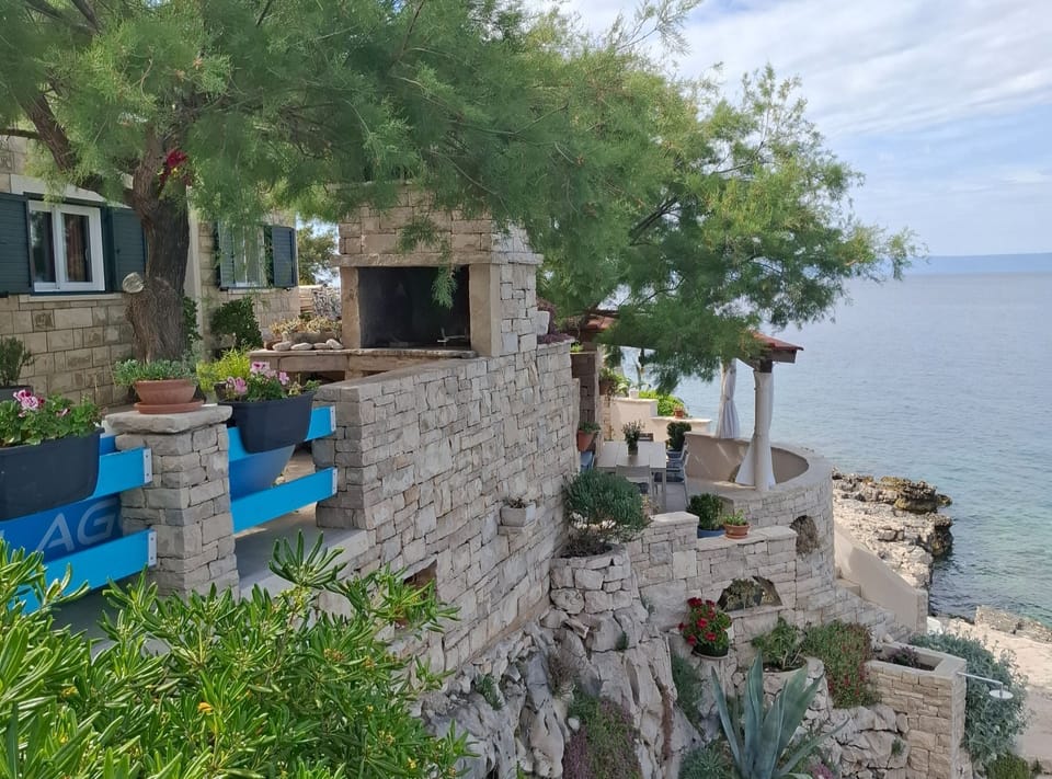 House (Two Bedroom Holiday Home with Sea Vie) | Exterior