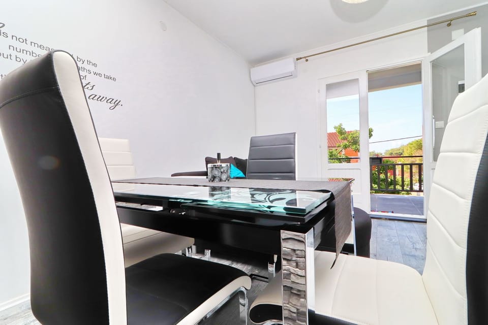 Apartment (Two Bedroom Apartment with Terrace an) | Dining room