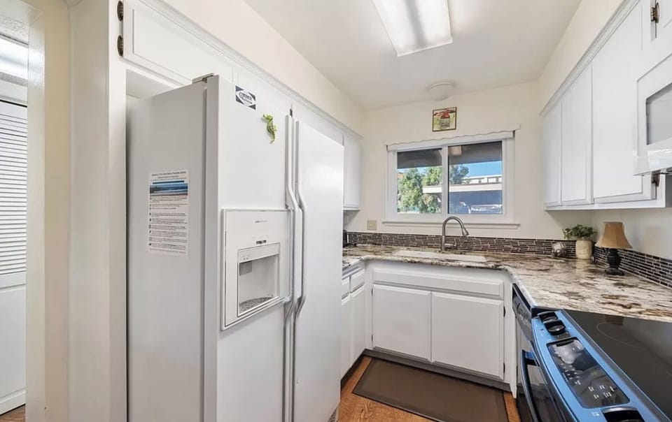 From the gleaming countertops to the top-of-the-line appliances, cooking here is a joy. So go ahead, unleash your inner chef and prepare unforgettable meals in style!