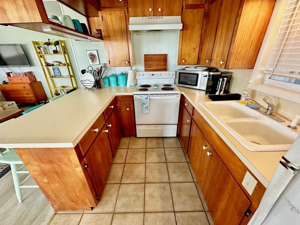 Quaint Kitchen and Breakfast Bar
