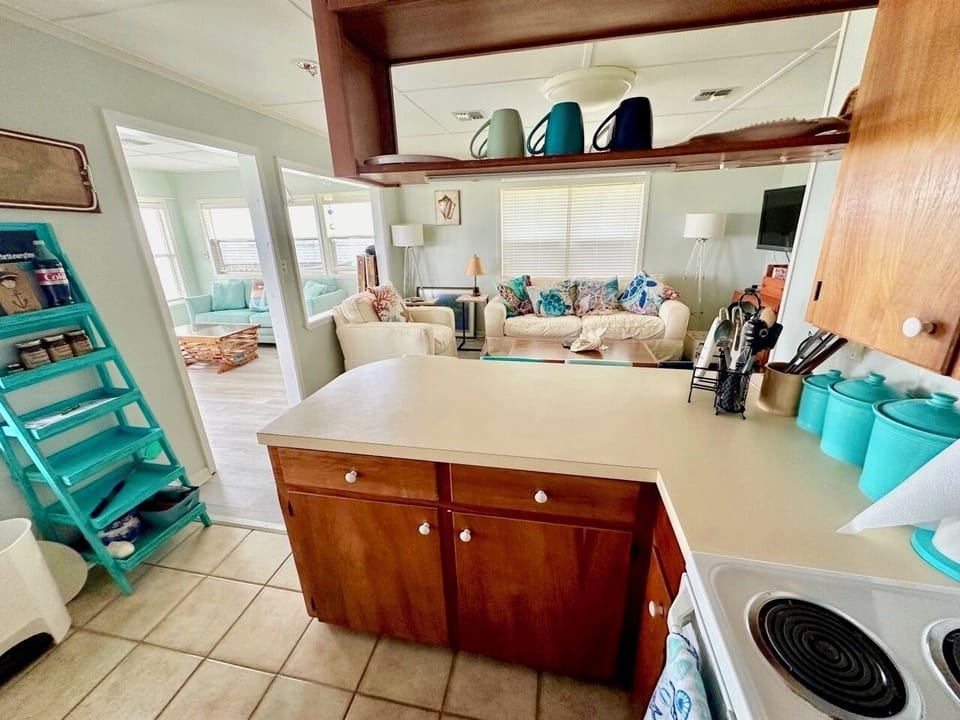 Quaint Kitchen and Breakfast Bar