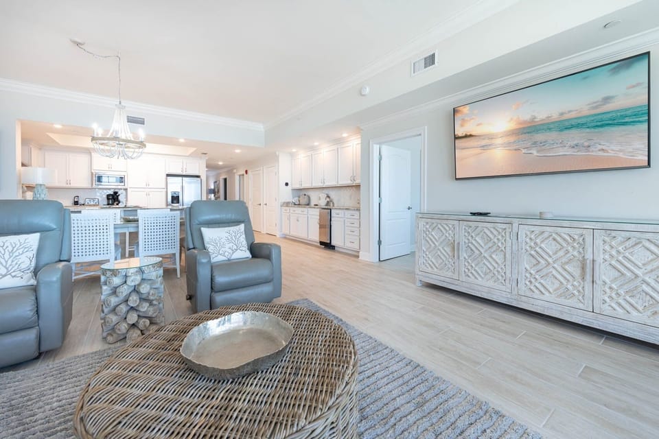 Condo, 3 Bedrooms | Living area