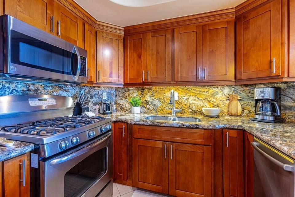 Condo, 1 Bedroom | Private kitchen | Fridge, oven, stovetop, coffee/tea maker