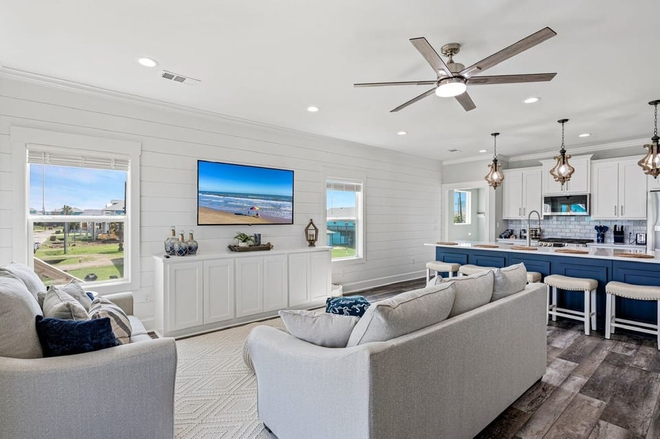 House, 4 Bedrooms | Living area | Smart TV