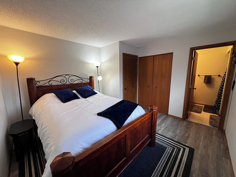 2nd Bedroom with Queen Bed