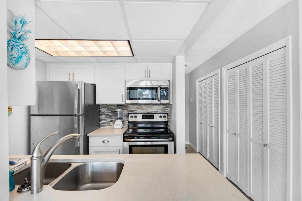 Condo, 1 King Bed with Sofa bed (Sandpiper Cove 1016) | Private kitchen | Oven, toaster